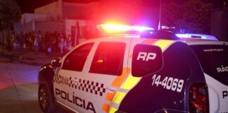 Homem sobe em viatura, quebra para-brisa e tenta subornar PMs com ‘barra de ouro’