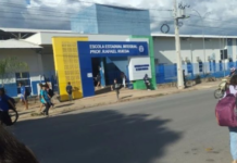 Menina de 13 anos é agredida por mais de 20 alunos e tem rosto pintado com cal em escola