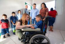 Primeira-dama de MT e secretário de Saúde entregam cadeiras de rodas no Cridac nesta terça-feira (9)