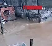 Veja Vídeo – Desesperador: Motociclista é ‘engolido’ por buraco após tentar atravessar enxurrada