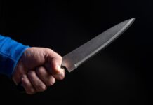 Homem ameaça funcionário com faca em supermercado