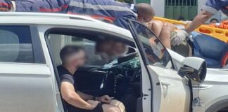 Motociclista fica com cabeça presa ao para-brisa de SUV em batida