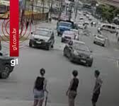 Veja Vídeo – Mulher se assusta com trem e deixa carro morrer em cima do trilho; veja