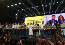 Governo de MT entrega 300 ônibus escolares aos municípios com investimento de R$ 128,7 milhões