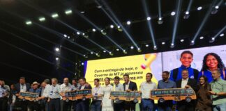 Governo de MT entrega 300 ônibus escolares aos municípios com investimento de R$ 128,7 milhões