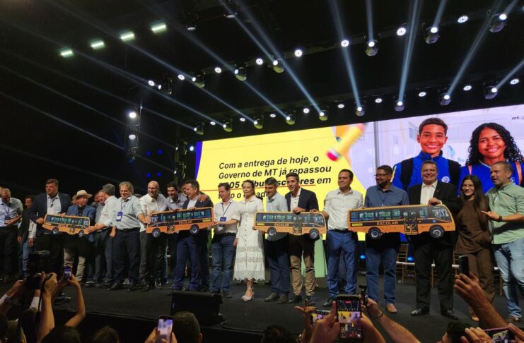 Governo de MT entrega 300 ônibus escolares aos municípios com investimento de R$ 128,7 milhões