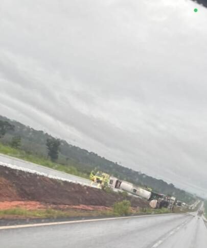 Carreta-tanque tomba na BR-163 e bloqueia rodovia por horas