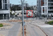 Veja Vídeo – Homem quase é atingido por míssil enquanto caminhava na rua em Israel; veja vídeo