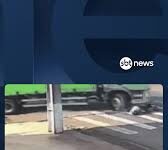 Veja Vídeo – Saiu rolando: motoqueira escapa por pouco de atropelamento por caminhão; veja