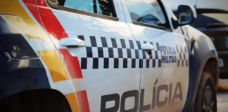 Ex invade quitinete, agride mulher e destrói móveis em surto de ciúmes