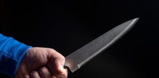 Homem é esfaqueado por amigo durante bebedeira em casa