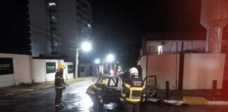 Bombeiros combatem incêndio e atendem vítimas após colisão entre carro e ônibus