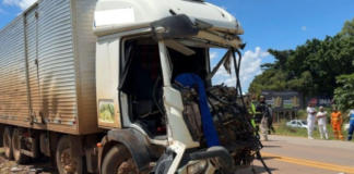 Dois homens ficam presos nas ferragens em acidente na BR-163