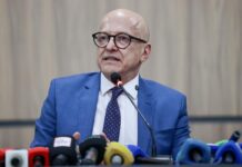 Parte da bancada cobra Pivetta após acusação de negociata