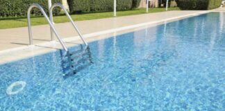 Mulher é encontrada morta em piscina de casa de festas