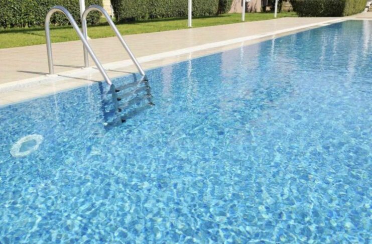 Mulher é encontrada morta em piscina de casa de festas