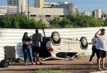 Carro de passeio capota na Prainha, em Cuiabá; mulher fica ferida e é socorrida