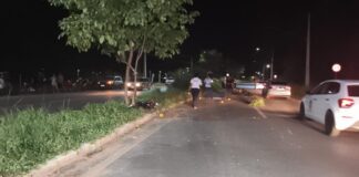 Motociclista de 22 anos perde o controle, bate em árvore e morre