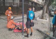Veja Vídeo – Semáforo despenca sobre pedestre e deixa ferido em avenida no Rio de Janeiro