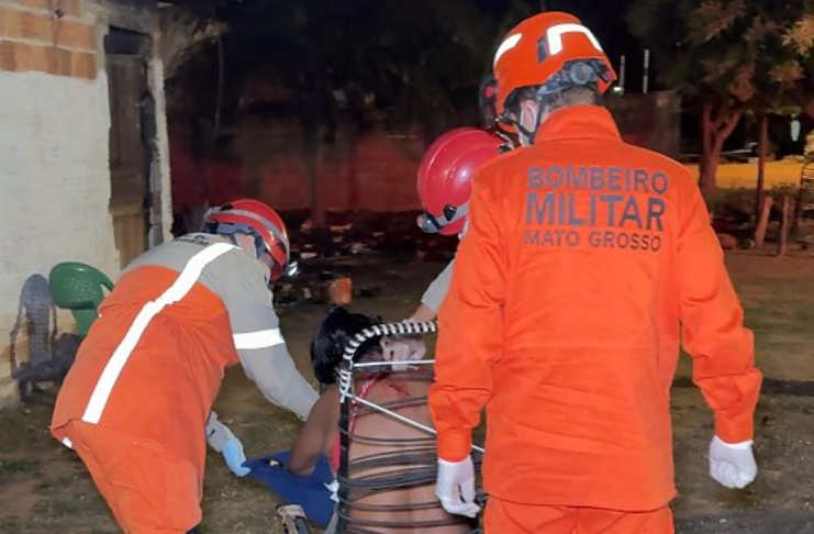 Mulher é esfaqueada pelas costas após briga com suspeita