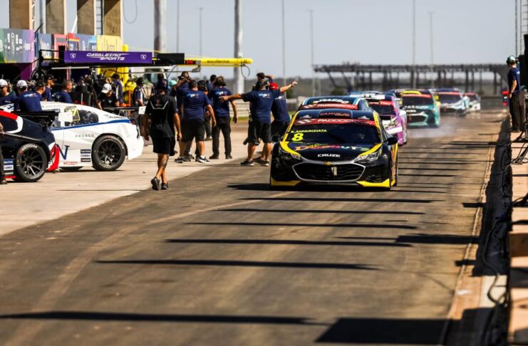 Nelsinho Piquet vence em Cuiabá única prova noturna do cirtuito brasileiro de Stock Car