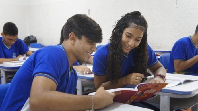 alunos-da-rede-estadual-na-sala-de-aula-seduc-mt-scaled