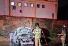 Veja Vídeo – Carro de empresa de internet é incendiado ao lado de delegacia em Paracambi;