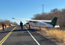 Veja Vídeo – Avião monomotor faz pouso forçado em rodovia no interior do PI após pane elétrica; veja