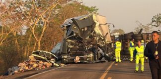 Acidente com carretas na BR-364 deixa caminhoneiro morto