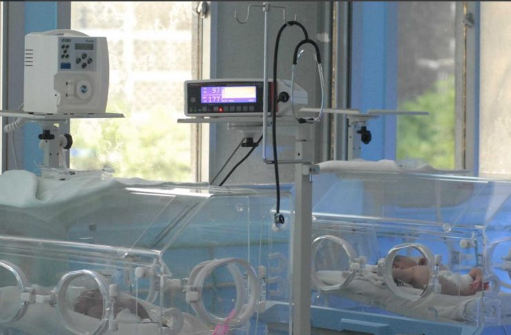 Bebê com insuficiência renal aguarda transferência há 4 dias