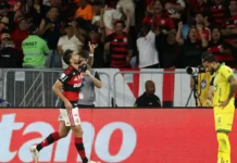 Flamengo vence e fica a um ponto do Palmeiras, líder do Brasileirão