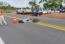Homem pula de moto, é atropelado por caminhonete e morre