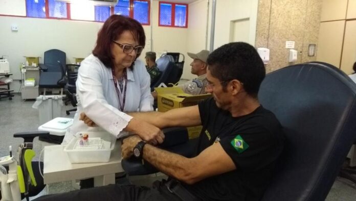 Bombeiros realizam doação de sangue no Hemocentro 2