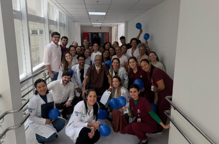 Em mais de 100 dias internado, paciente reaprende a falar e andar com apoio multidisciplinar no Hospital Central
