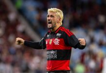 Flamengo vence Atlético-MG no último lance e assume liderança do Brasileirão