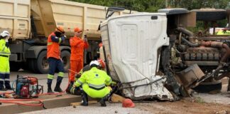 Motorista que morreu após carreta tombar é identificado
