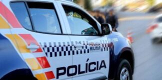 Mulher deixa filho de um ano sozinho em casa, agride policiais e acaba presa